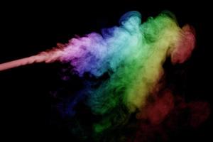 abstrakter Rauch isoliert auf schwarzem Hintergrund, Regenbogenpulver, unscharf foto