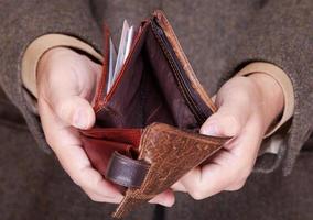 Geschäftsmann zeigt leere Brieftasche. Finanzen und Wirtschaft. foto
