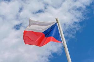 die flagge der tschechischen republik weht im wind foto