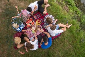 Draufsicht von Gruppenfreunden, die Picknickzeit genießen foto