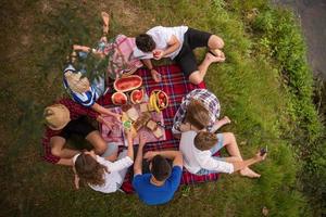 Draufsicht von Gruppenfreunden, die Picknickzeit genießen foto