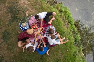 Draufsicht von Gruppenfreunden, die Picknickzeit genießen foto