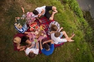 Draufsicht von Gruppenfreunden, die Picknickzeit genießen foto