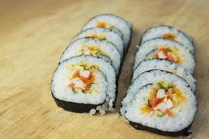 Maki Sushi japanische Rolle orientalisches Menü im Restaurant, Nahaufnahme Fotografie Frische Lebensmittel Set California Roll gesunde Ernährung traditionelle Küche Vorspeisenrezepte foto