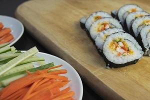 Maki Sushi japanische Rolle orientalisches Menü im Restaurant, Nahaufnahme Fotografie Frische Lebensmittel Set California Roll gesunde Ernährung traditionelle Küche Vorspeisenrezepte foto