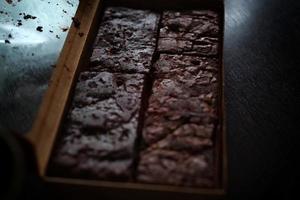 Schokoladenbrownies in braunem Papierpaket foto