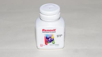 Medan, Indonesien - 08. Mai 2022, Renovit, ein indonesisches Multivitamin, das Covid-19 verhindert foto