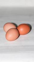 braunes Ei in einer Eierschachtel - Hühnereier in Schachtel foto