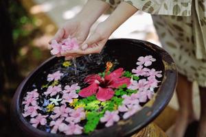 weibliche Hand und Blume im Wasser foto