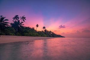 Fantastische Nahaufnahme von ruhigen Meerwasserwellen mit orangefarbenem Sonnenaufgang, Sonnenuntergang, Sonnenlicht. tropische inselstrandlandschaft, exotische küstenküste. sommerferien, urlaub erstaunliche natur landschaftlich. entspannen paradies foto