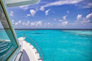 atemberaubende Aussicht vom Boot über die Lagune mit klarem Meerwasser. luxusreisen, tropischer blauer türkisfarbener mittelmeerblick von der luxuriösen weißen segelbootyacht. schöne exotische sommerferien-freizeitkreuzfahrt foto