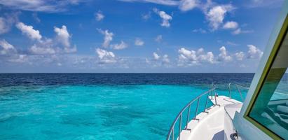 atemberaubende Aussicht vom Boot über die Lagune mit klarem Meerwasser. luxusreisen, tropischer blauer türkisfarbener mittelmeerblick von der luxuriösen weißen segelbootyacht. schöne exotische sommerferien-freizeitkreuzfahrt foto