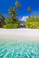 Postkartenkonzept im Freien als tropisches Strandparadies im luxuriösen Strandresort mit Überwasserbungalows, Malediven oder Französisch-Polynesien. erstaunliche reiseurlaubslandschaft, exotisches ufer foto