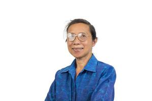 Lächelnde asiatische ältere Frau mit Brille auf weißem Hintergrund. foto