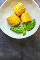maiskolben gekochte küche frische mahlzeit essen snack diät auf dem tisch kopieren raum essen hintergrund foto