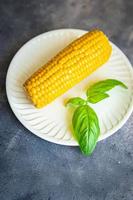 maiskolben gekochte küche frische mahlzeit essen snack diät auf dem tisch kopieren raum essen hintergrund foto