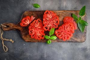 tomate gemüse geschnitten reif saftig obst frisch gericht gesund mahlzeit essen snack diät auf dem tisch kopie raum essen hintergrund rustikal draufsicht keto- oder paleo-diät vegetarisch vegane oder vegetarische kost foto