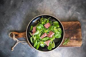 zunge salat schweinefleisch grüne blätter blütenblätter mix küche frisch gesund mahlzeit essen snack diät auf dem tisch kopie raum essen hintergrund foto