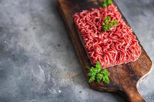 rohes hackfleisch schweinefleisch, rindfleisch, lamm küche frische mahlzeit essen snack auf dem tisch kopieren raum essen hintergrund foto