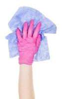 hand in rosa handschuhtüchern mit zerknittertem blauem lappen foto