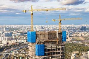 bau eines hochhauses in der stadt moskau foto