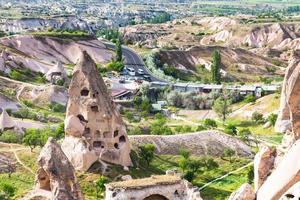Felsenhaus und Bushaltestelle in der Stadt Uchisar