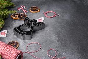 Lebkuchen, Christbaumschmuck, getrocknete Zitrusfrüchte auf grauem Betongrund foto