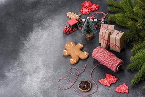 Lebkuchen, Christbaumschmuck, getrocknete Zitrusfrüchte auf grauem Betongrund foto