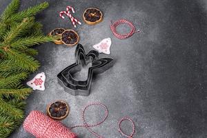 Lebkuchen, Christbaumschmuck, getrocknete Zitrusfrüchte auf grauem Betongrund foto