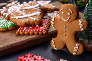 weihnachtshausgemachte lebkuchenplätzchen auf einem dunklen betontischtisch foto