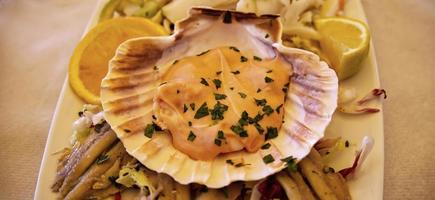 Italienische Vorspeise mit Fisch und Meeresfrüchten. frischer Krabbencocktail foto