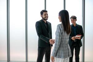 teamwork deal zusammenarbeit partnerschaft geschäftsleute schütteln sich die hände, schütteln sich die hände von zwei geschäftsleuten im büro. foto