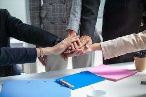 teamwork deal kooperationspartnerschaft geschäftsleute, die vor der arbeit im büro hi-five geben, berühren sie die hände für die einheitsgruppe, um das geschäft zu erneuern. foto