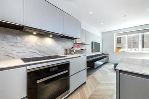 Moderne, voll möblierte High-End-Luxuswohnung in der Innenstadt von Montreal mit Dachterrasse, Swimmingpool und Fitnessstudio foto