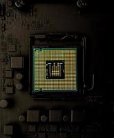 CPU-Einheit auf schwarzem Motherboard foto