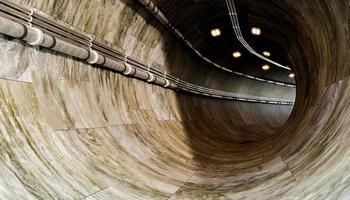 großer Zementtunnel mit unterirdischem Transportdesign foto