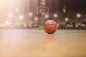 Basketballball vor großer moderner Basketballarena foto