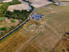 Landschaft und Hügel in der Landschaft von England, Drohnenaufnahmen aus dem hohen Winkel von Dunstable Downs Bedfordshire foto