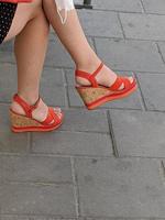 weibliche Füße in Sandalen. sommerliche Straßenmode. foto