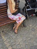 Frauenbeine in Sandalen. sommerliche Straßenmode. foto