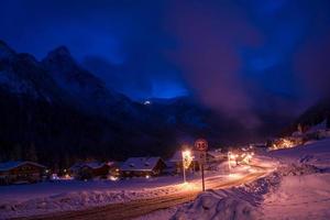 Bergdorf in den Alpen bei Nacht foto