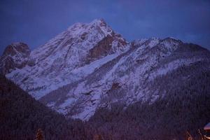 Bergdorf in den Alpen bei Nacht foto