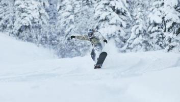 Freestyle-Snowboarder springen und fahren foto