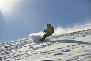 Freestyle-Snowboarder springen und fahren foto