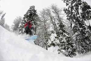 snowboarder auf frischem tiefschnee foto