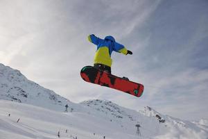 Snowboarder Extremsprung foto