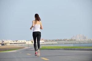 Frau, die am Morgen joggt foto