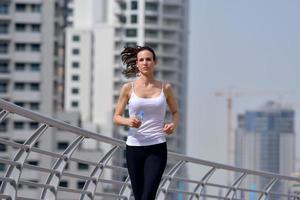 Frau, die am Morgen joggt foto