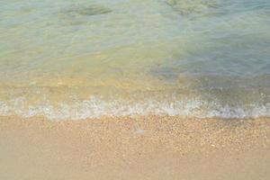 strandsand und wellenmeerhintergrund. foto