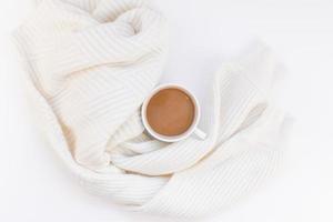 gemütliche weiße warme pullover und kaffeetasse herbststimmung foto